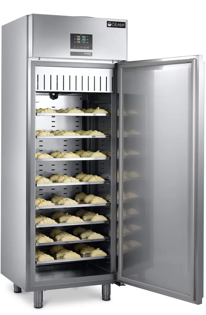 Ferramenta essencial para padaria, pastelaria e pizzaria profissional
 	Projectada para a melhor gestão do ciclo de levedura, controlo de temperatura, conservação e humidade relativa do ar com segurança e precisão
 	Inteiramente em aço inoxidável AISI 304 18/10, com isolamento em poliuretano de alta densidade de 70mm de espessura
 	A humidade interna é produzida, controlada e regulada pelo painel de controlo eletrónico
 	Para tabuleiros de 400x600mm