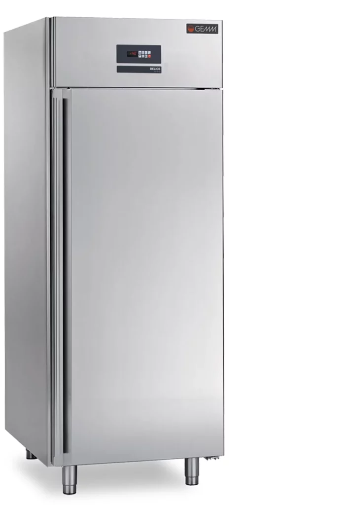 Temperatura Funcionamento -10º/-22ºC
 	Indispensável para qualquer profissional de gelado
 	Painel de controlo permite a monitorização constante da temperatura e nível de humidade
 	A ventilação indirecta garante não comprometer as características do produto
 	Fabricado em aço inoxidável com 75 mm em poliuretano de alta densidade
 	Para Tabuleiros 560x740mm