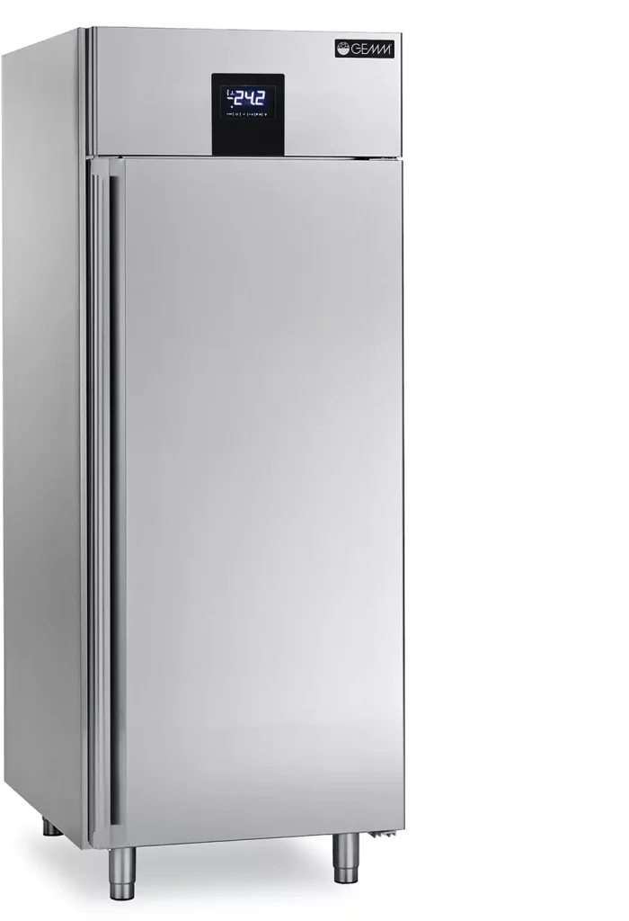 Indispensável para qualquer profissional de pastelaria
 	Painel de controlo permite a monotorização constante da temperatura dentro do armário
 	A ventilação indirecta garante não comprometer as características do produto
 	Inteiramente em aço inoxidável com isolamento de 70 mm de espessura
 	Para Tabuleiros 600x400mm ou 600x800mm