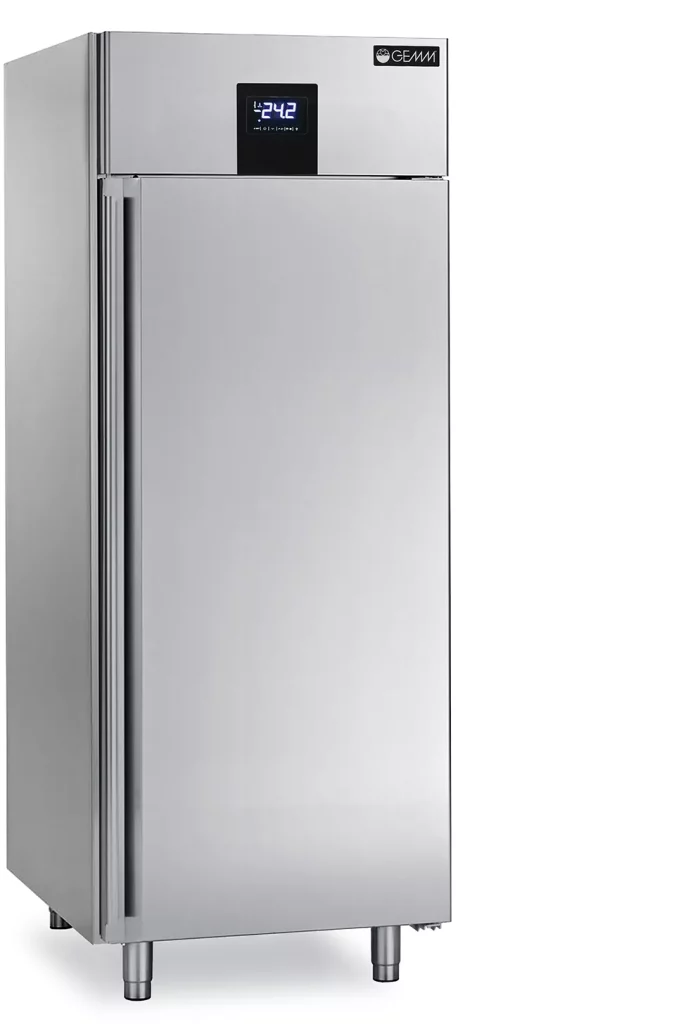 Indispensável para qualquer profissional de pastelaria
 	Painel de controlo permite a monotorização constante da temperatura dentro do armário
 	A ventilação indirecta garante não comprometer as características do produto
 	Inteiramente em aço inoxidável com isolamento de 70 mm de espessura
 	Para Tabuleiros 600x400mm ou 600x800mm